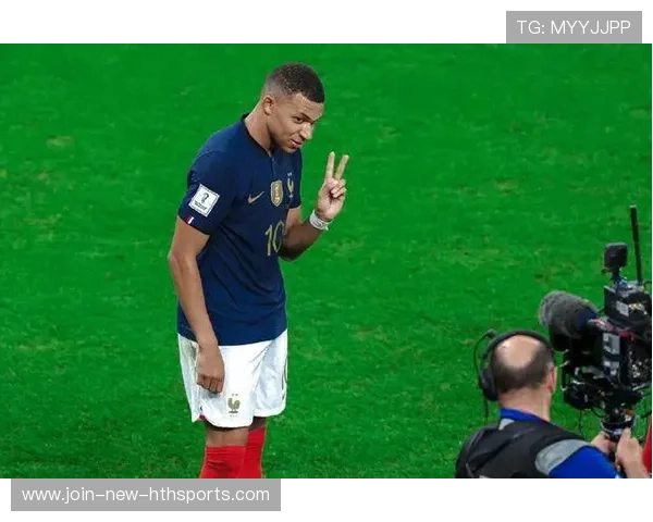 姆巴佩被拍到在机场为迷路旅客指路，温柔接地气